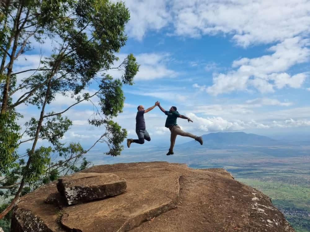 Galapagos Homestay Lushoto Экстерьер фото